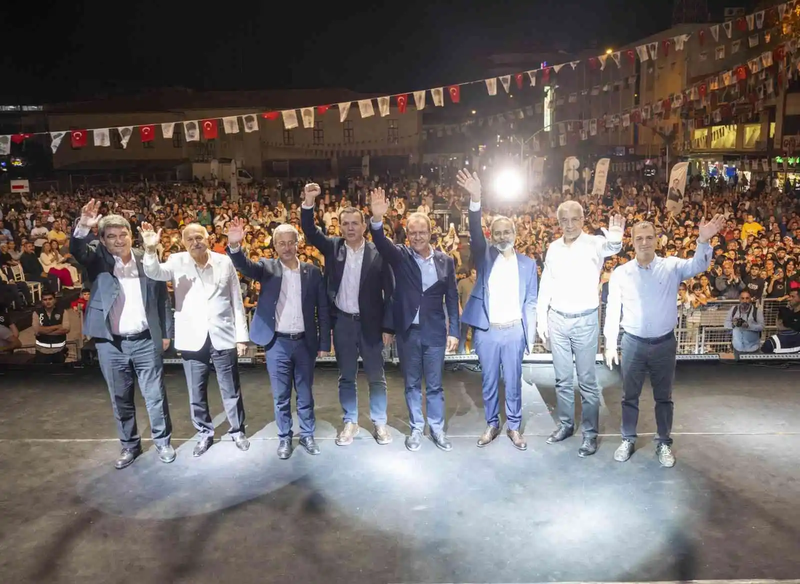 Festivalin kortej yürüyüşü ilçeye renk kattı
