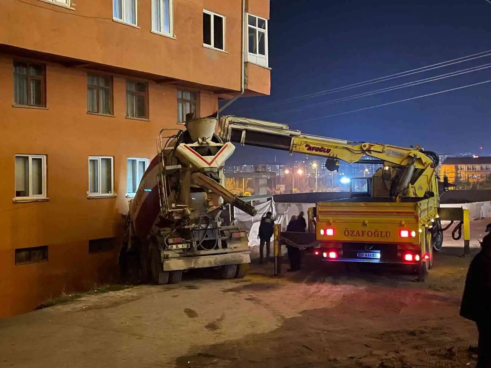 Freni boşalan beton mikseri binaya girdi
