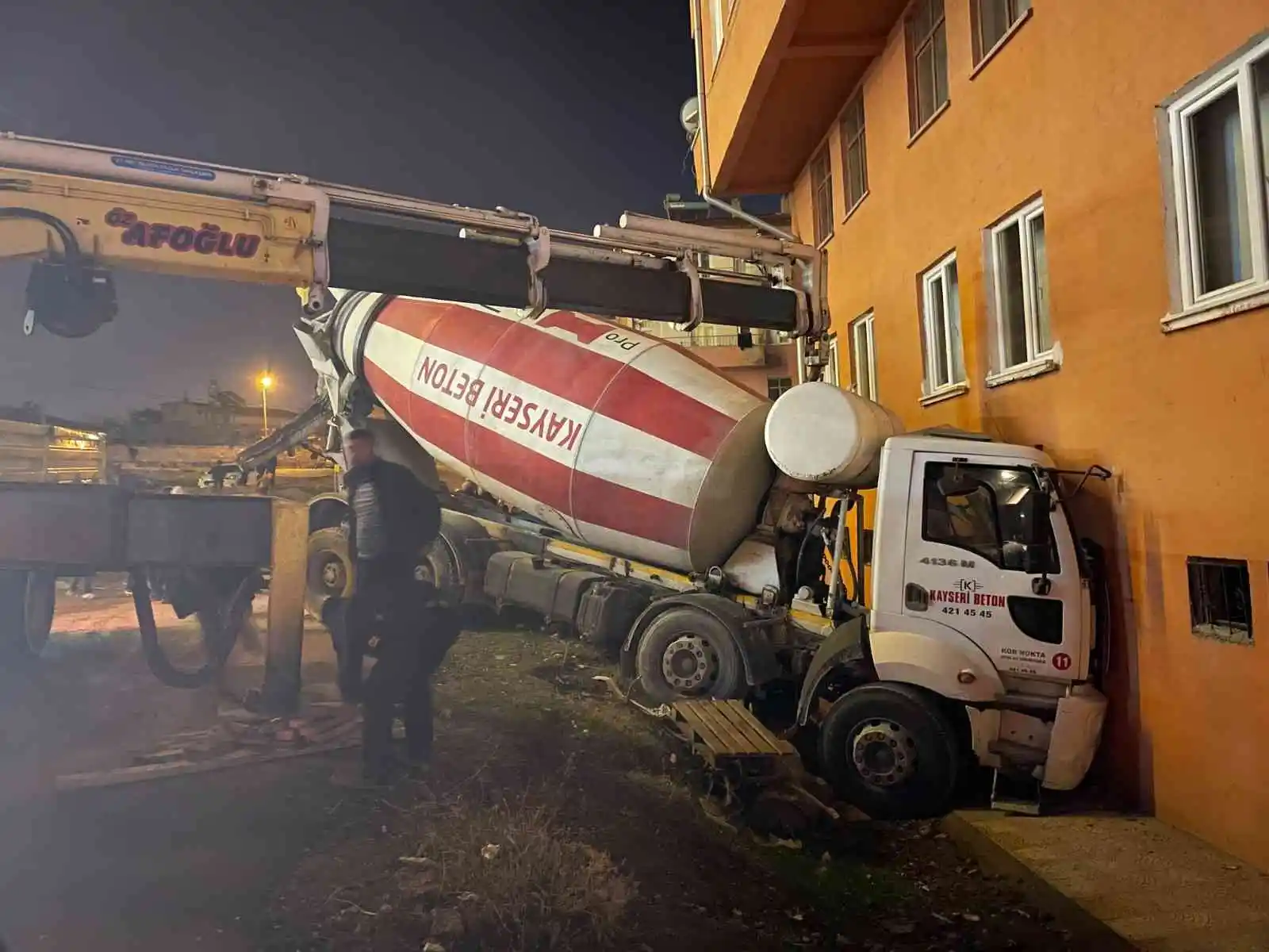 Freni boşalan beton mikseri binaya girdi
