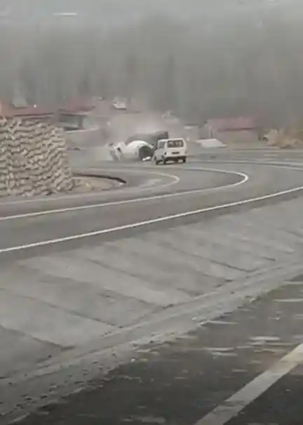 Freni boşalan beton mikserinin devrilme anı cep telefonu kamerasında