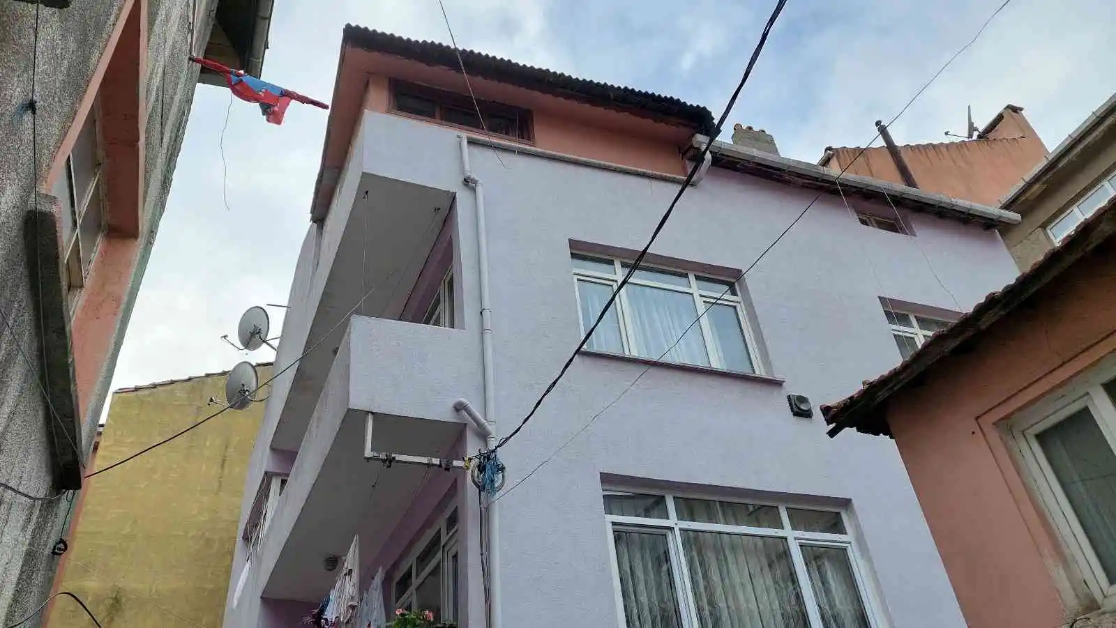 Gaziosmanpaşa’da yabancı uyruklu bir adam çalışmak isteyen eşini öldürdü