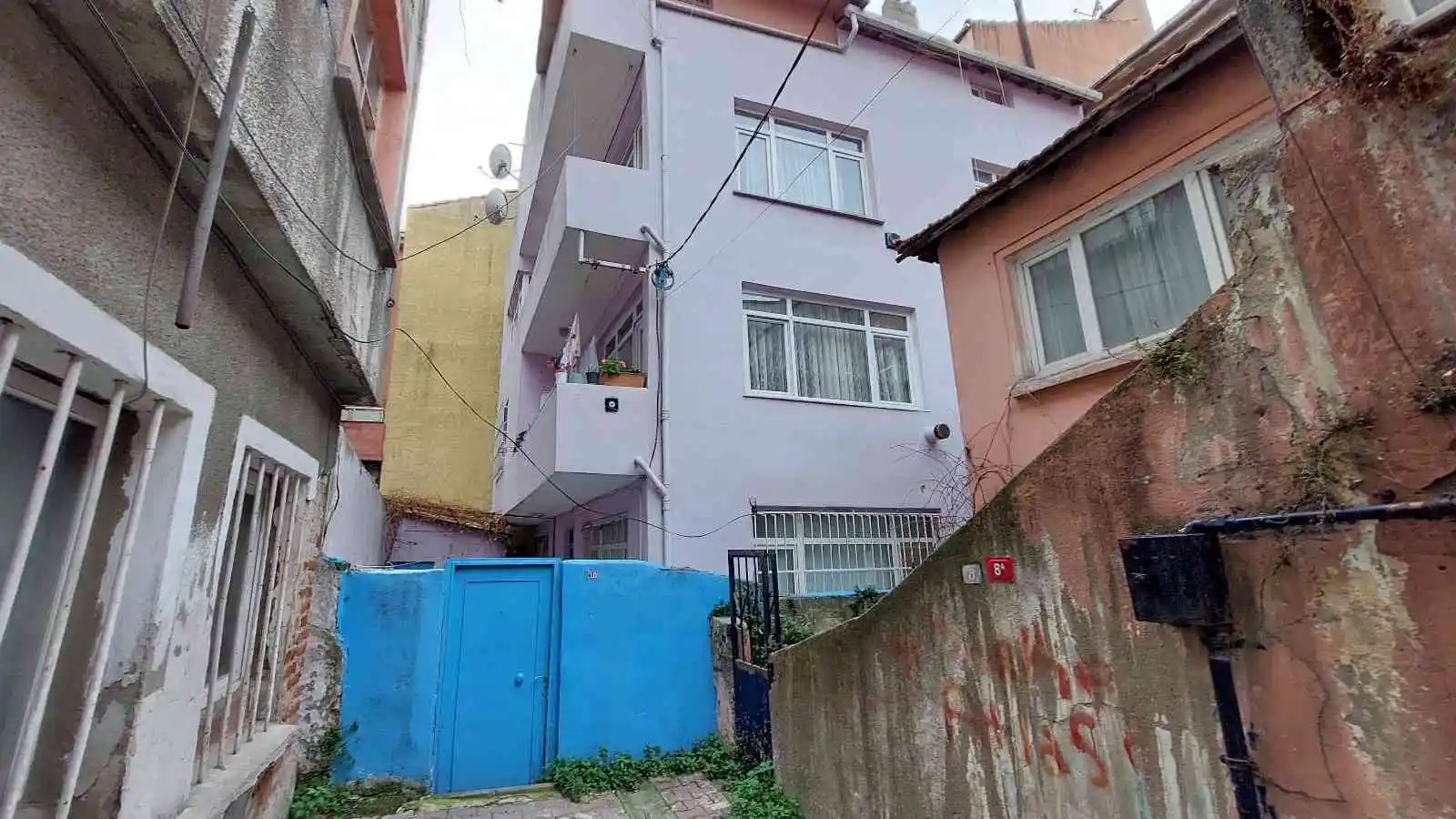 Gaziosmanpaşa’da yabancı uyruklu bir adam çalışmak isteyen eşini öldürdü