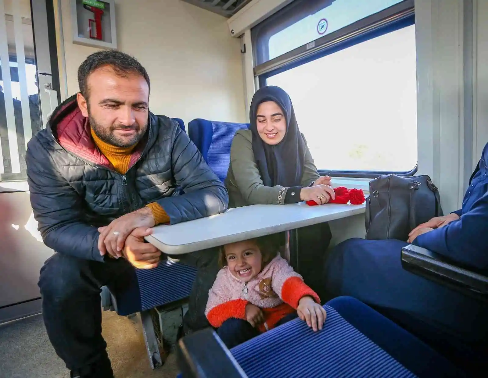 Gaziray ile entegre çalışan raybüs, yolculardan büyük rağbet görüyor
