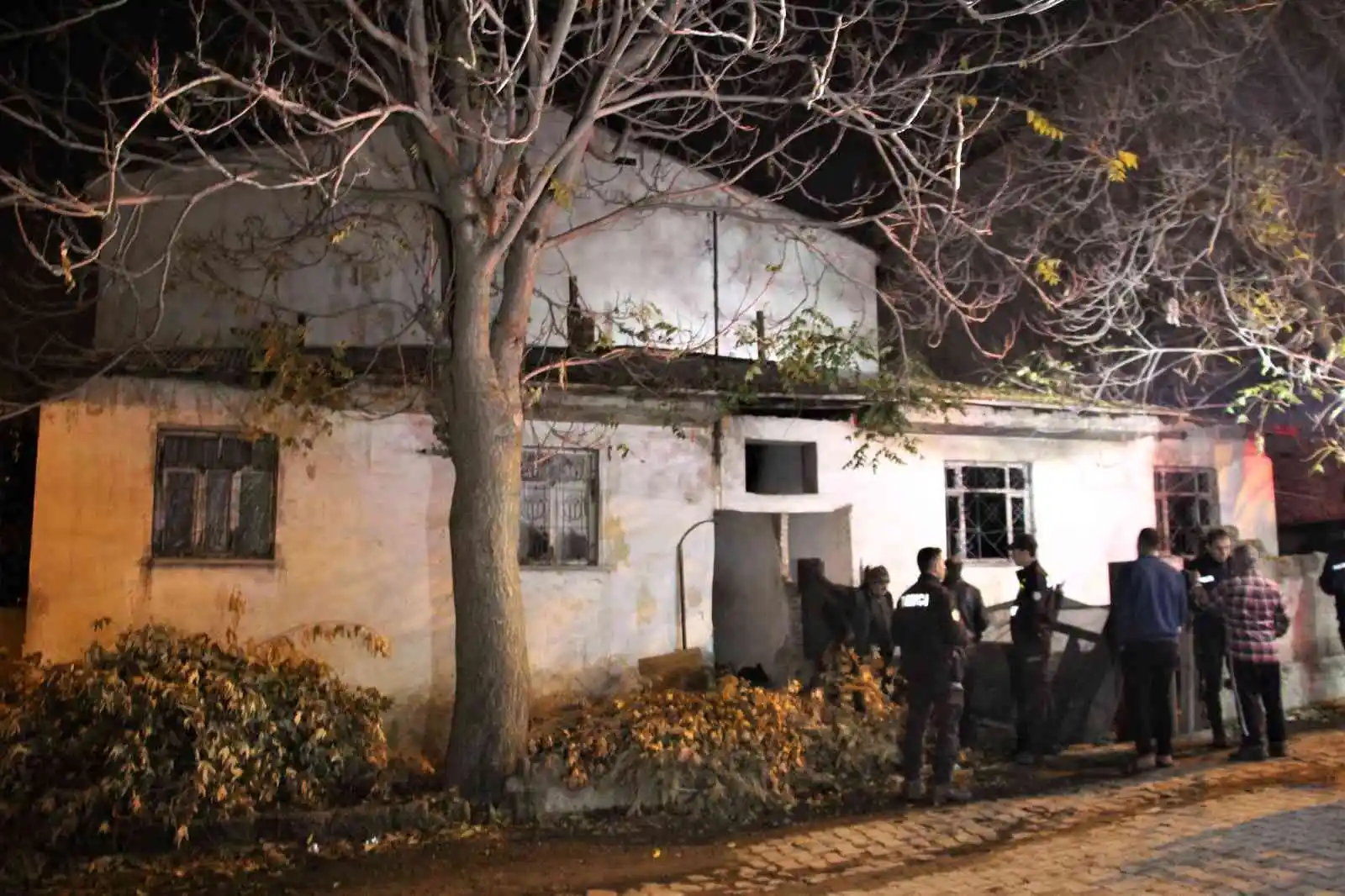 Gece yarısı facianın eşiğinden dönüldü: Yangına uykusunda yakalandı