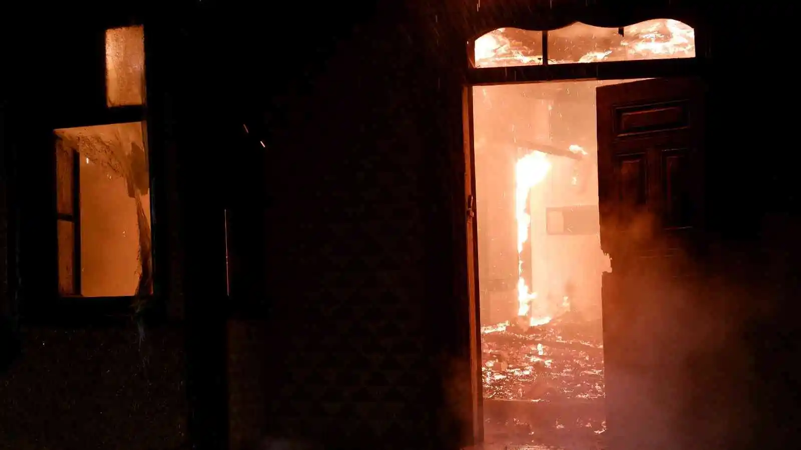 Geceyi alevler aydınlattı, tarihi ahşap bina alev topuna döndü