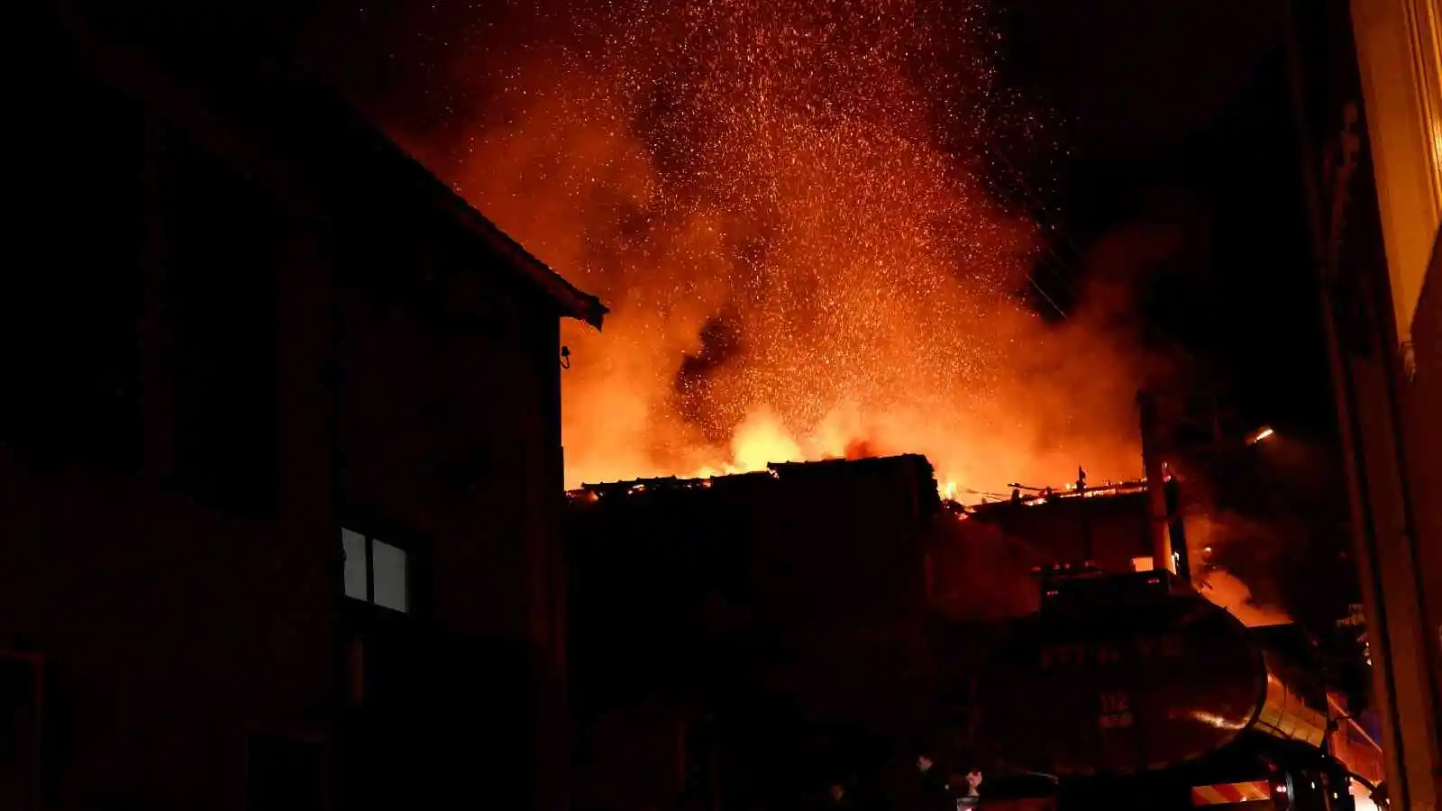 Geceyi alevler aydınlattı, tarihi ahşap bina alev topuna döndü