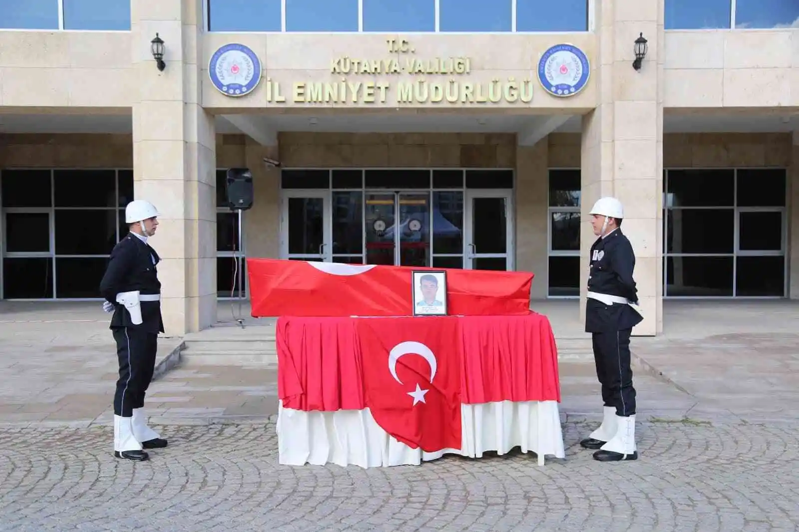 Gediz İlçe Emniyet Müdürlüğü'nde görevli polis memuru Serkan Orhan hayatını kaybetti
