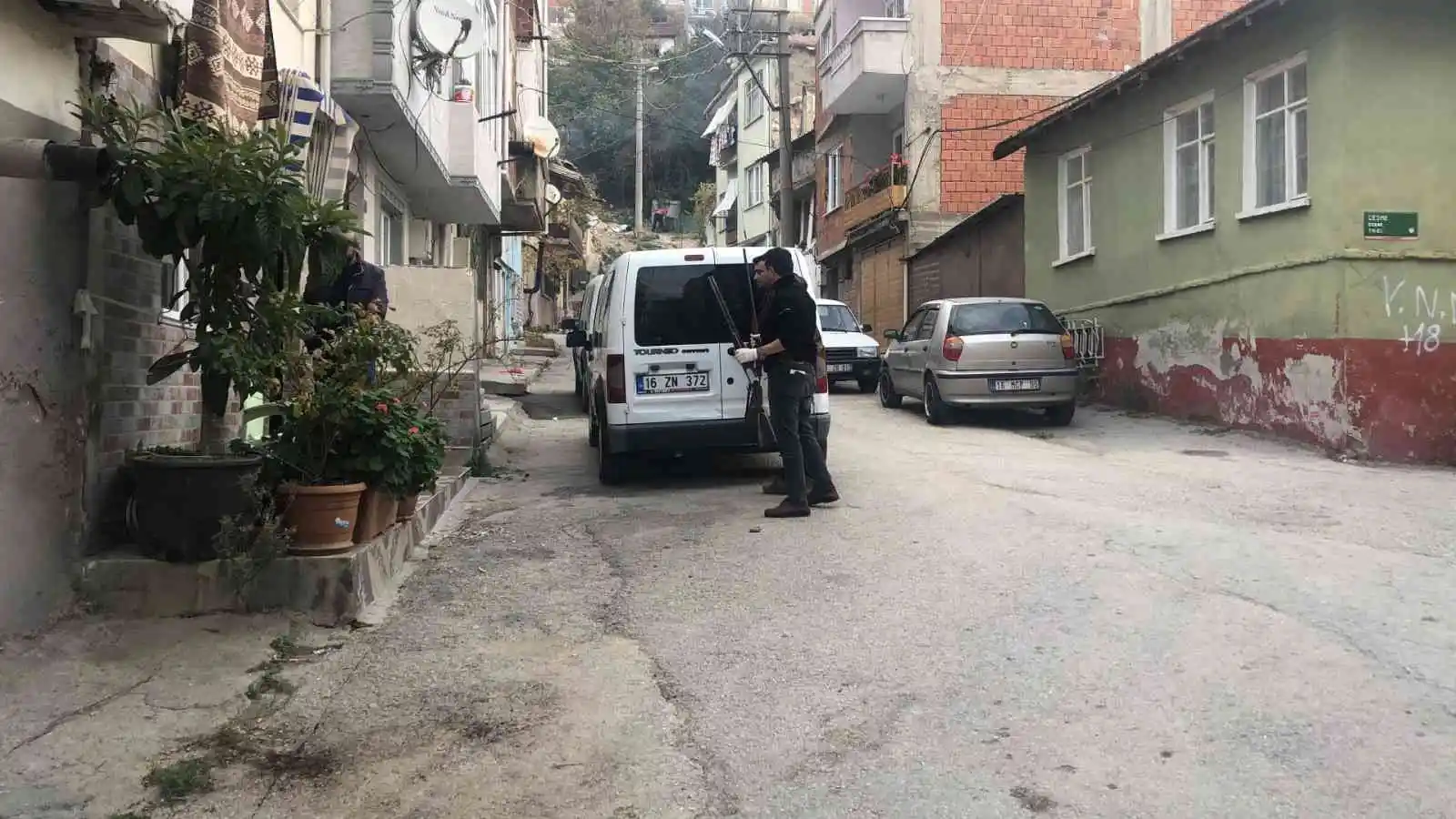 Gemlik'te dron destekli şafak operasyonu
