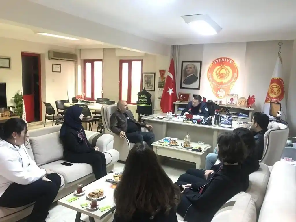 Genç İHA’cılardan itfaiyeye projelerini anlattı
