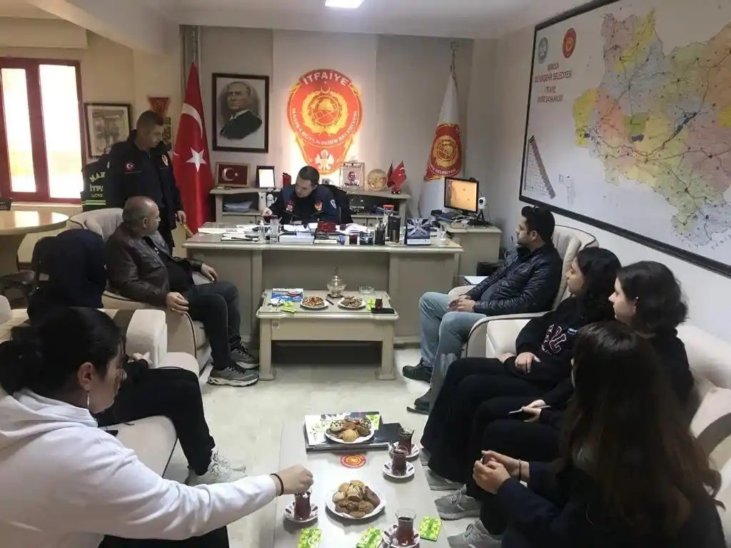 Genç İHA’cılardan itfaiyeye projelerini anlattı
