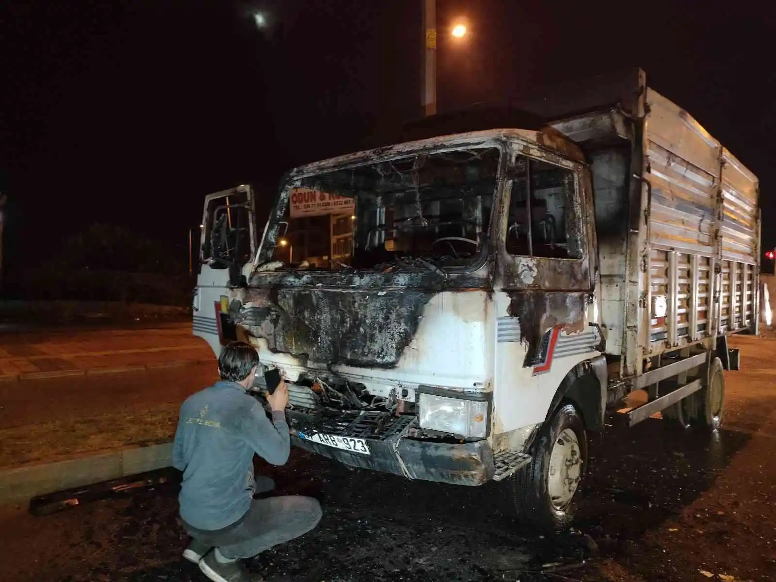 Geri dönüşüm işçisinin ekmek teknesi alev alev yandı
