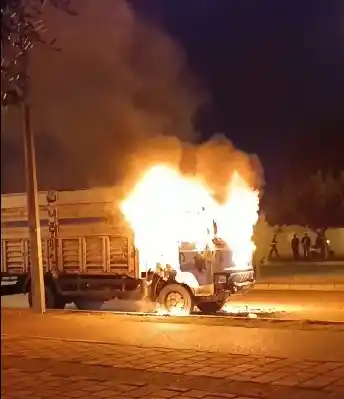 Geri dönüşüm işçisinin ekmek teknesi alev alev yandı
