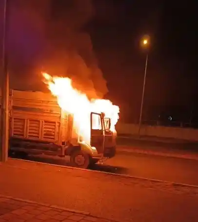 Geri dönüşüm işçisinin ekmek teknesi alev alev yandı
