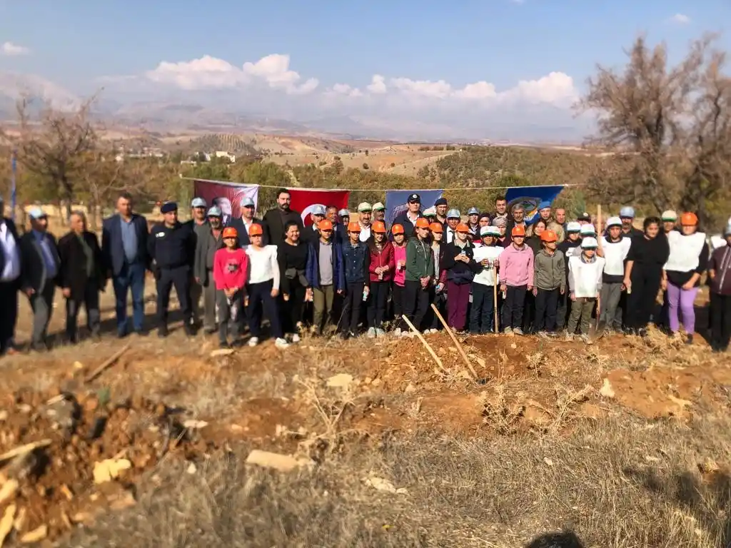 Gölbaşı ilçesinde fidanlar toprakla buluşturuldu