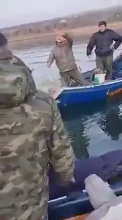 Gölün ortasında kayıktan kayığa ağ kavgası: Böyle tehdit etti