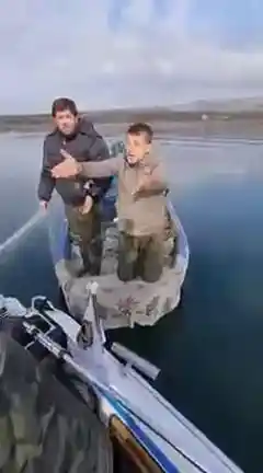 Gölün ortasında kayıktan kayığa ağ kavgası: Böyle tehdit etti