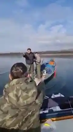 Gölün ortasında kayıktan kayığa ağ kavgası: Böyle tehdit etti