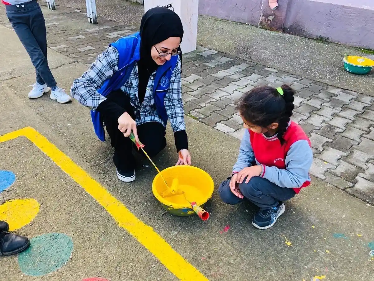 Gönüllüler öğrencilere yeni oyun alanları oluşturdu
