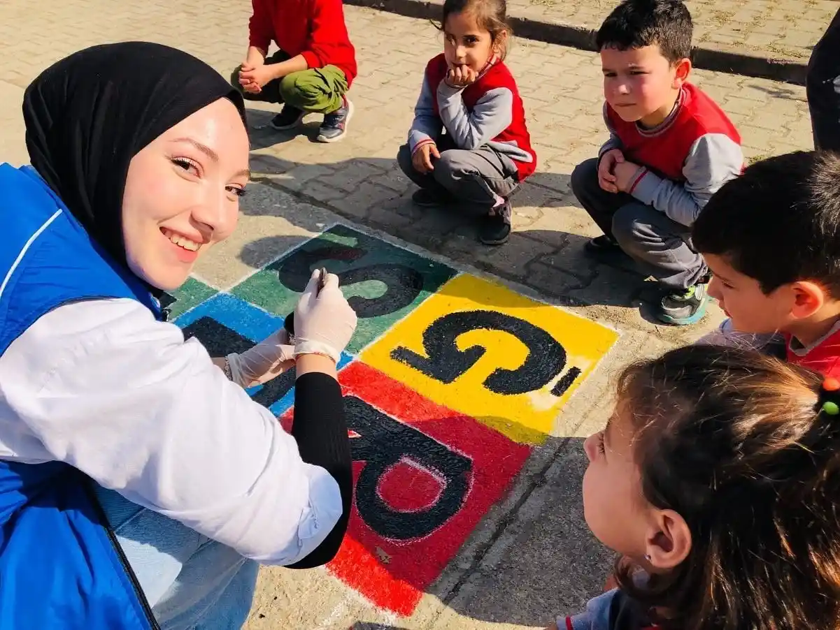 Gönüllüler öğrencilere yeni oyun alanları oluşturdu
