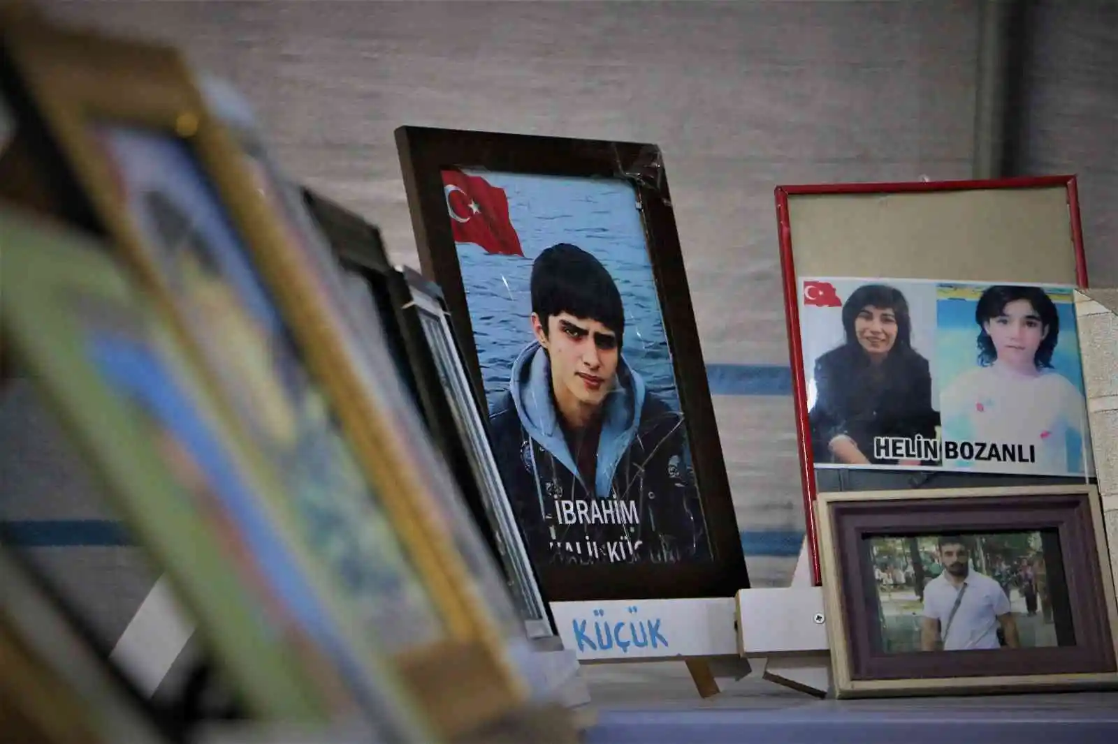 Gözü yaşlı baba oğluna 'teslim ol' çağrısında bulundu
