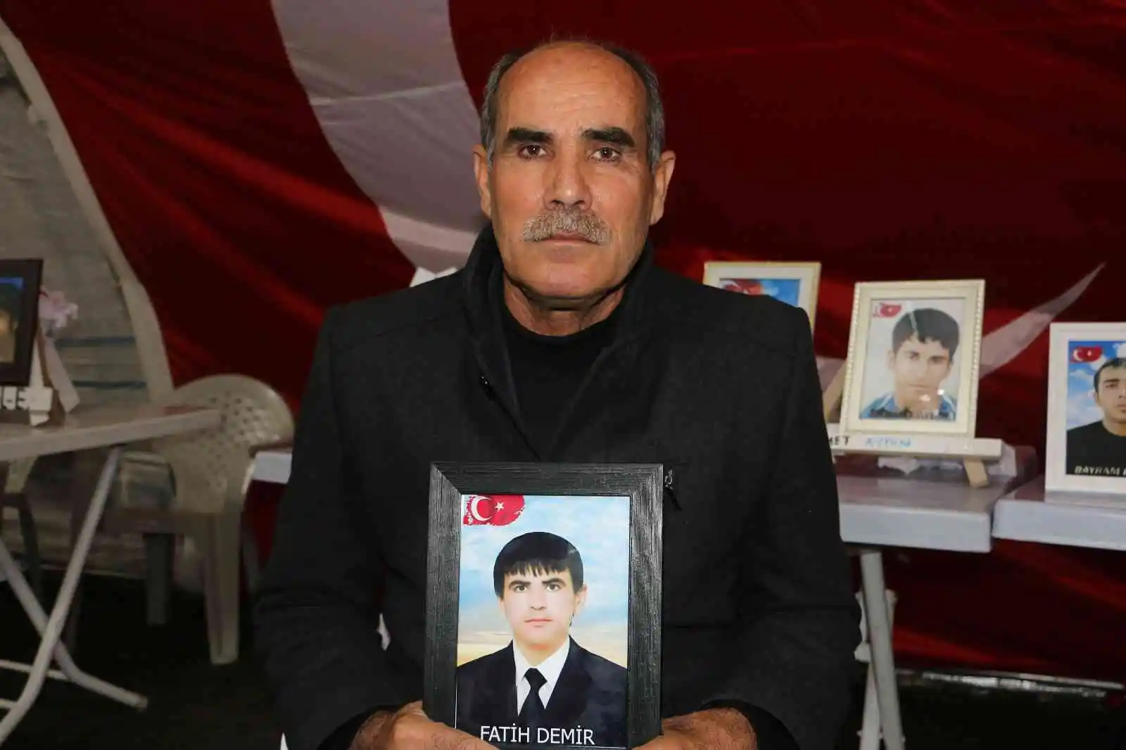 Gözü yaşlı baba oğluna ‘teslim ol’ çağrısında bulundu