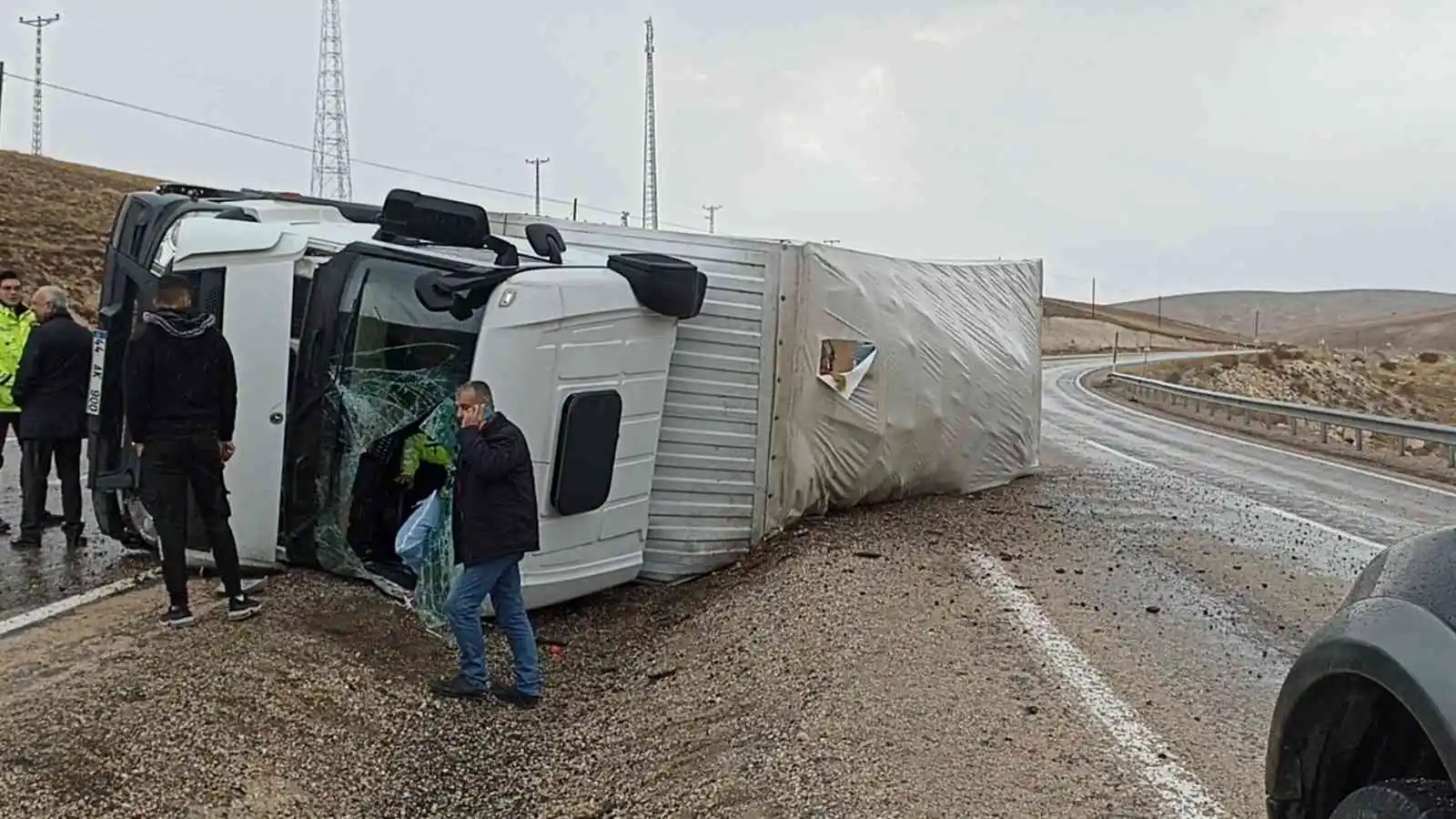 Gürün'de kamyon devrildi: 1 yaralı
