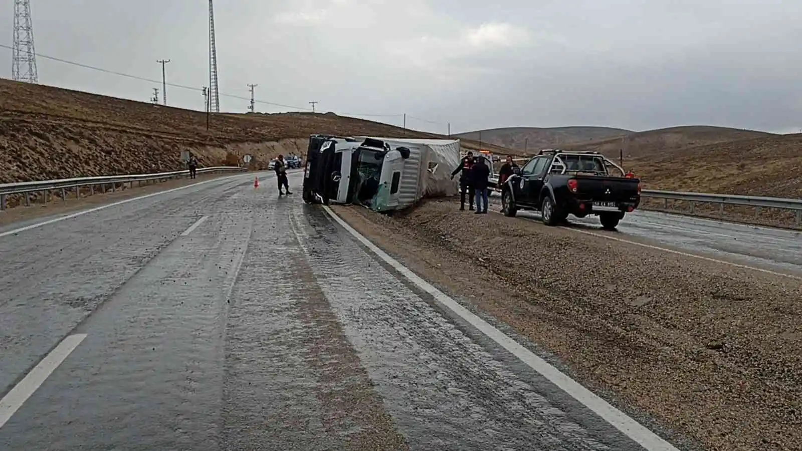 Gürün’de kamyon devrildi: 1 yaralı
