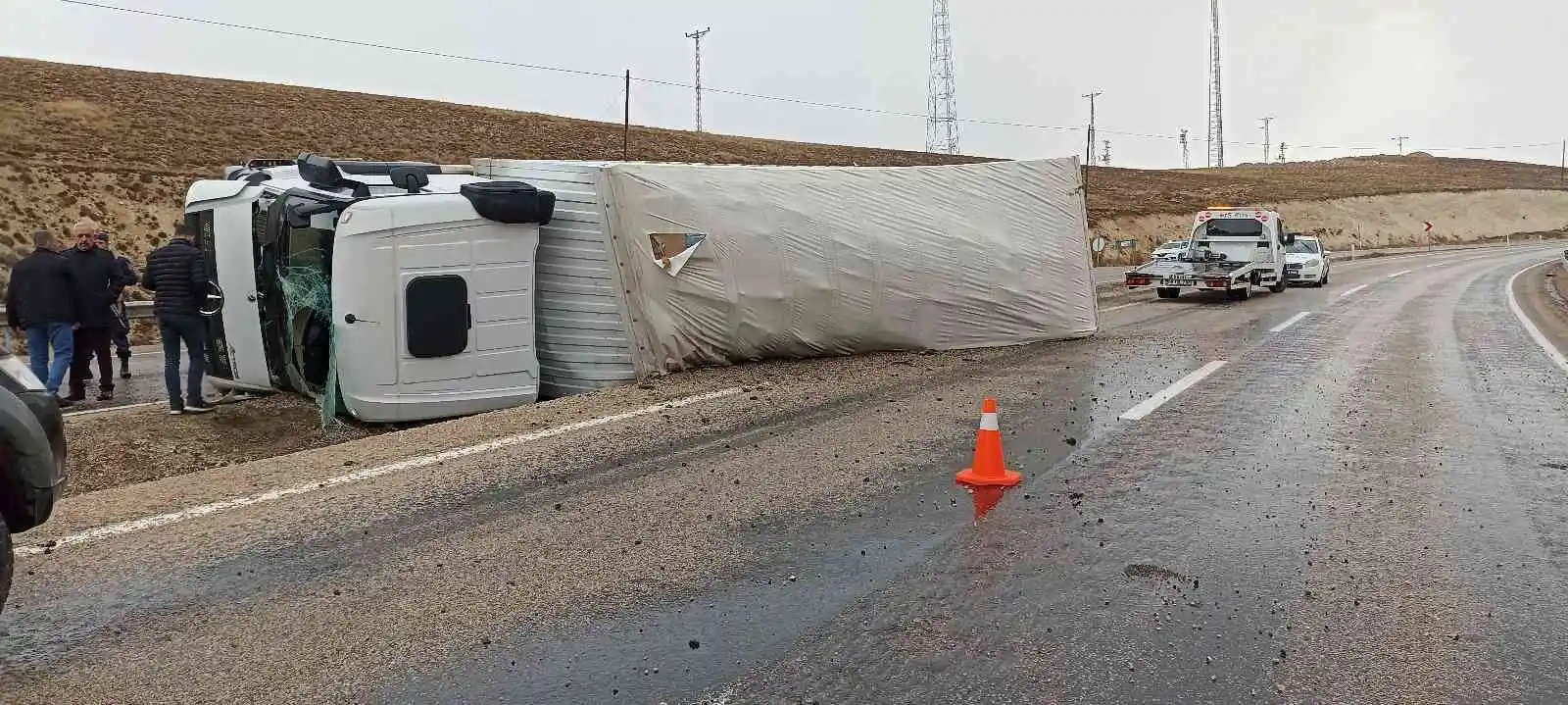 Gürün’de kamyon devrildi: 1 yaralı
