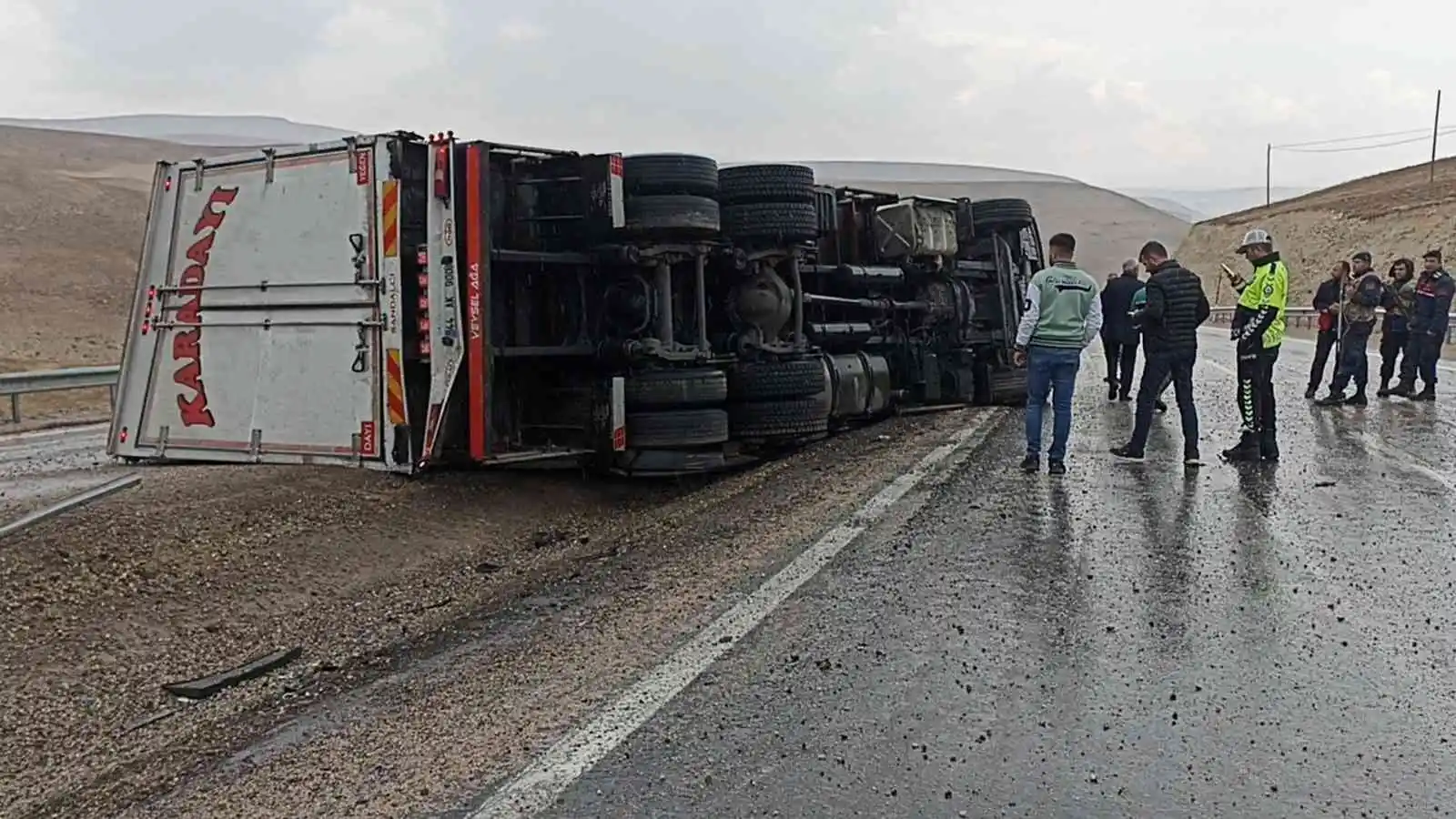 Gürün’de kamyon devrildi: 1 yaralı
