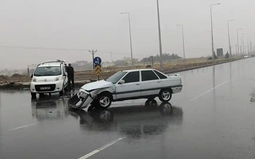Hafif ticari araç ile otomobil kavşakta çarpıştı: 2 yaralı