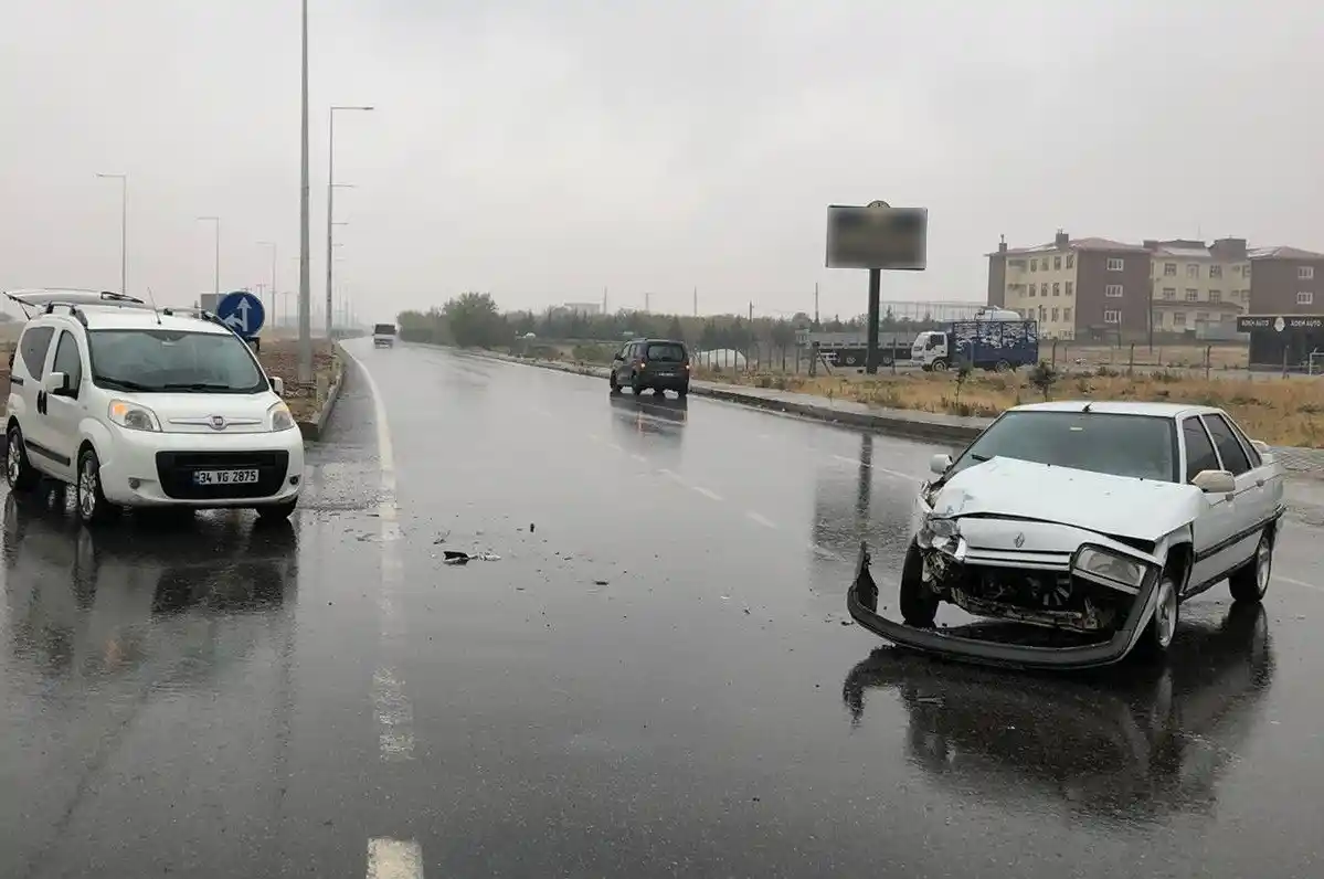 Hafif ticari araç ile otomobil kavşakta çarpıştı: 2 yaralı