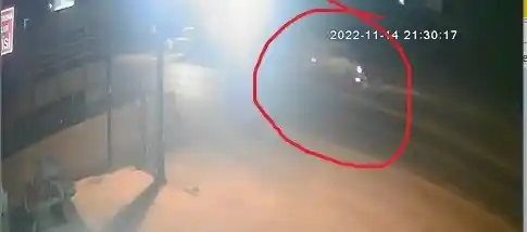 Hafif ticari araç motosikletle kafa kafaya çarpıştı: 1'i ağır 2 yaralı