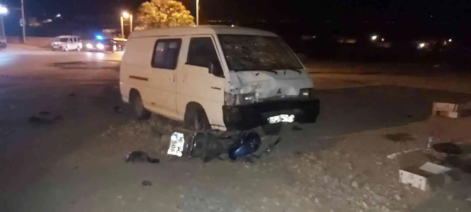 Hafif ticari araç motosikletle kafa kafaya çarpıştı: 1’i ağır 2 yaralı