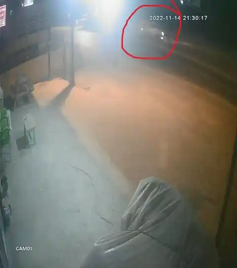 Hafif ticari araç motosikletle kafa kafaya çarpıştı: 1’i ağır 2 yaralı