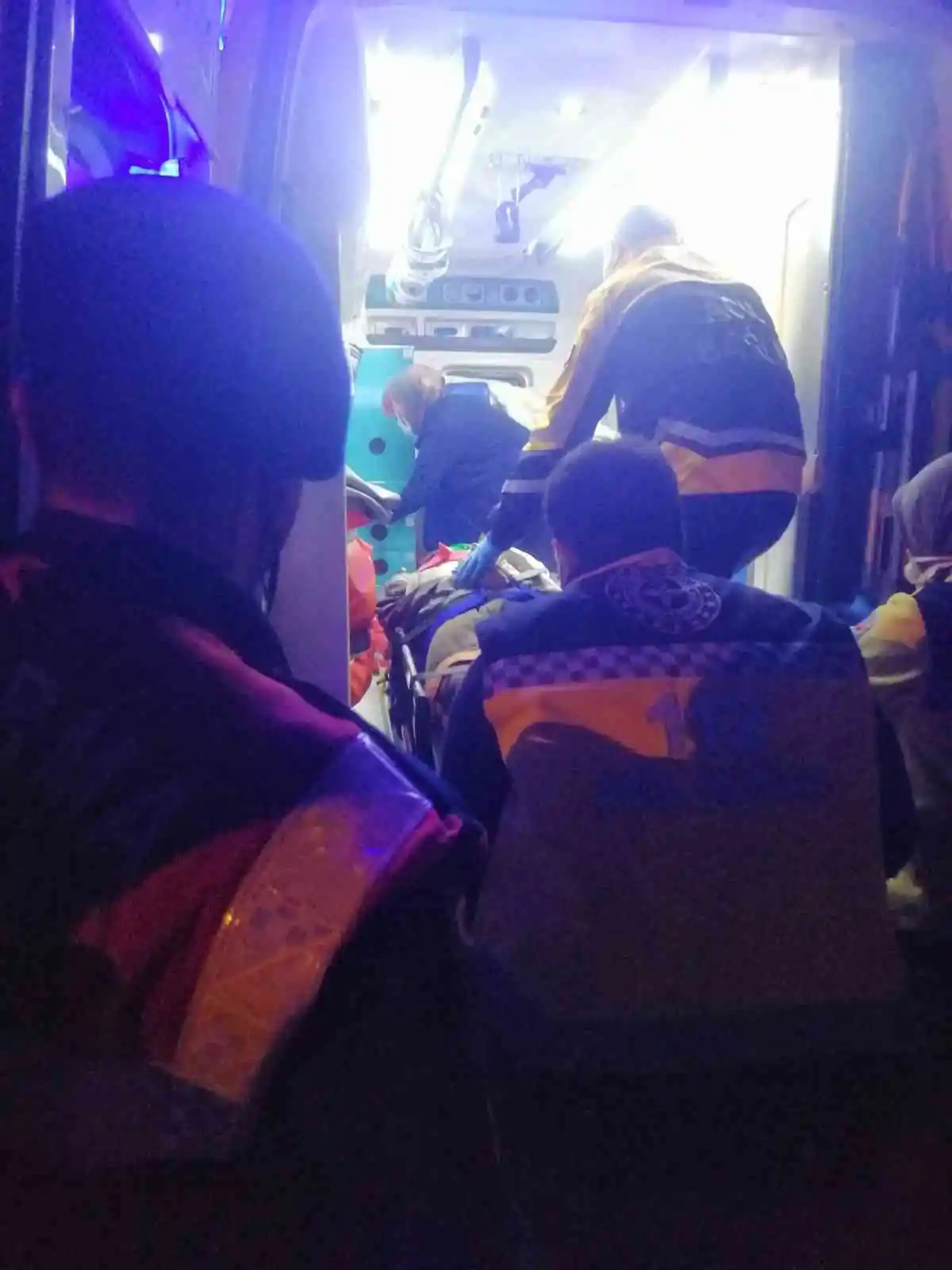 Hafif ticari araç motosikletle kafa kafaya çarpıştı: 1’i ağır 2 yaralı