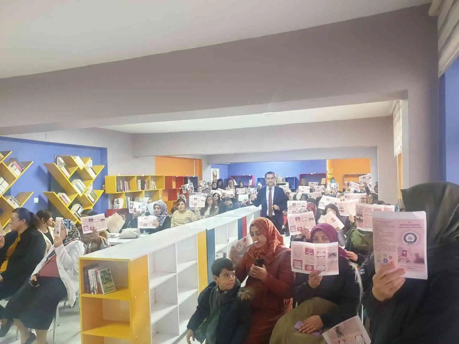 Hakkari’de kadınlara KADES anlatıldı