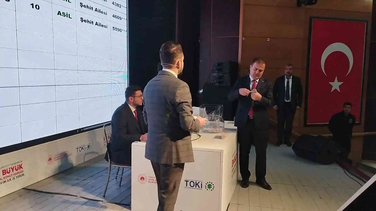 Hakkari’de TOKİ kurası heyecanı