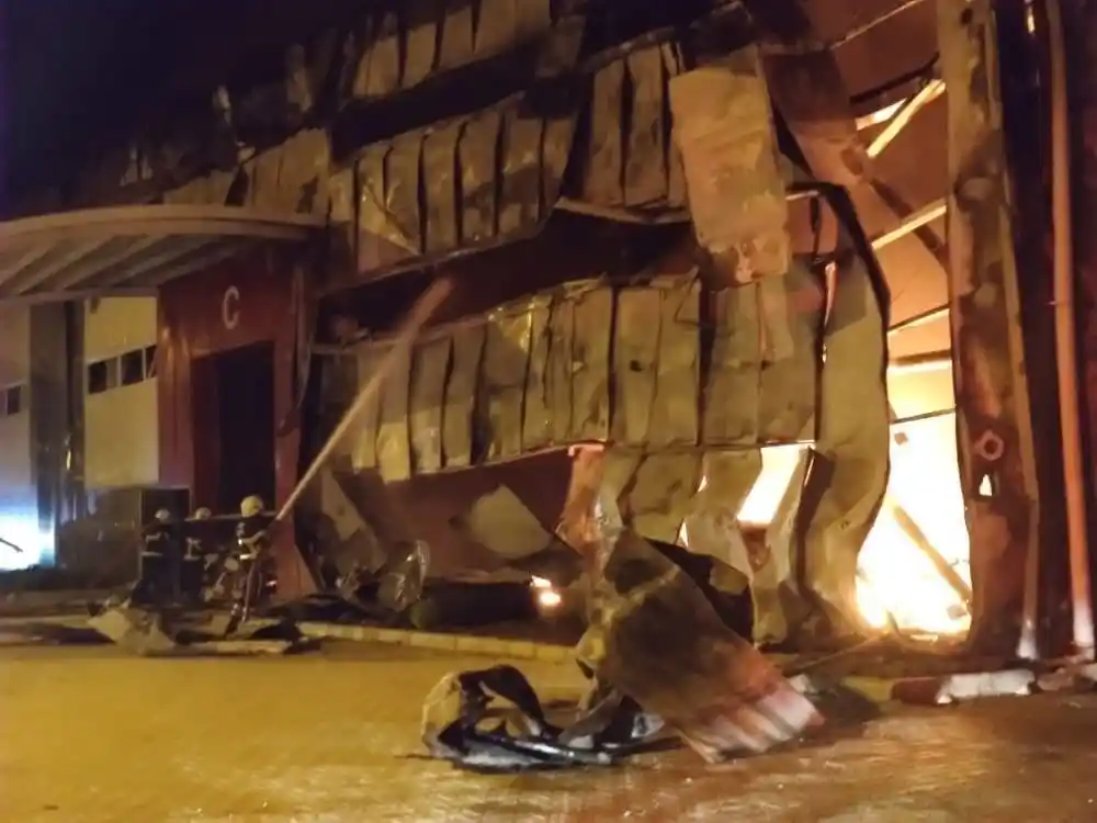 Hatay’da mobilya fabrikası alevlere teslim oldu, fabrika kullanılamaz hale geldi