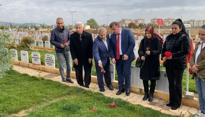 Hayatını kaybeden öğretmen mezarı başında anıldı