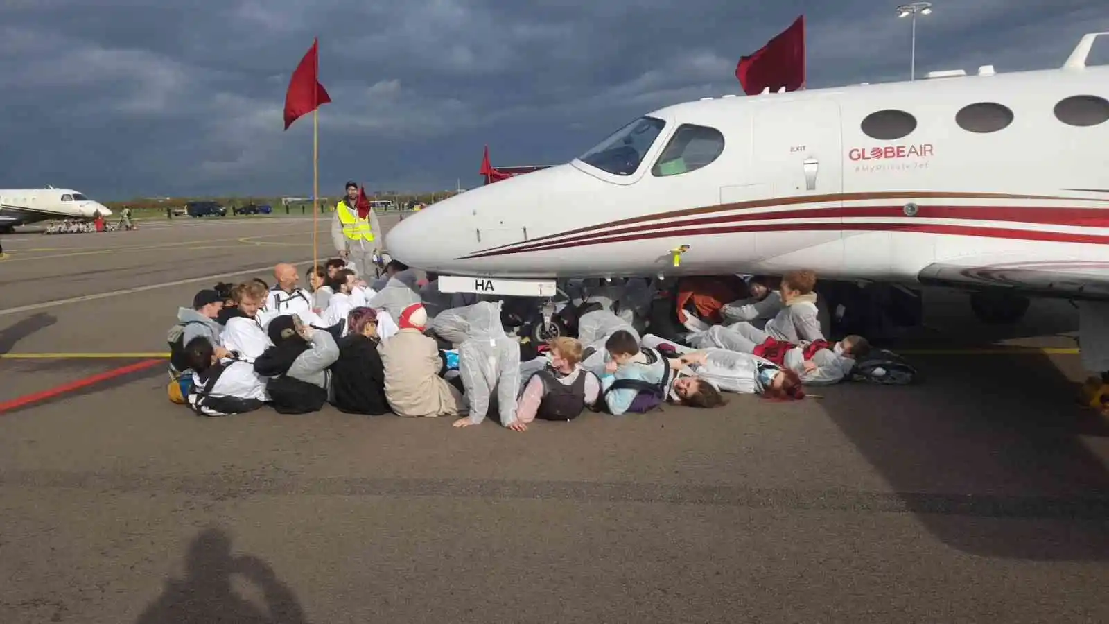 Hollanda’da çevre aktivistlerinden havalimanındaki özel jetlerin kalkışına engel