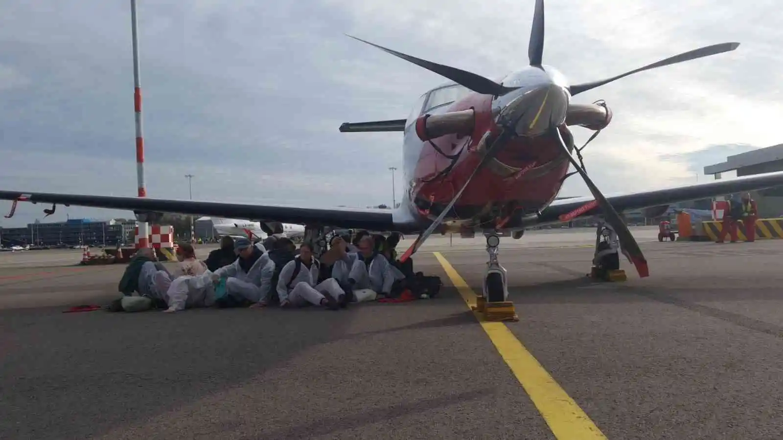Hollanda’da çevre aktivistlerinden havalimanındaki özel jetlerin kalkışına engel