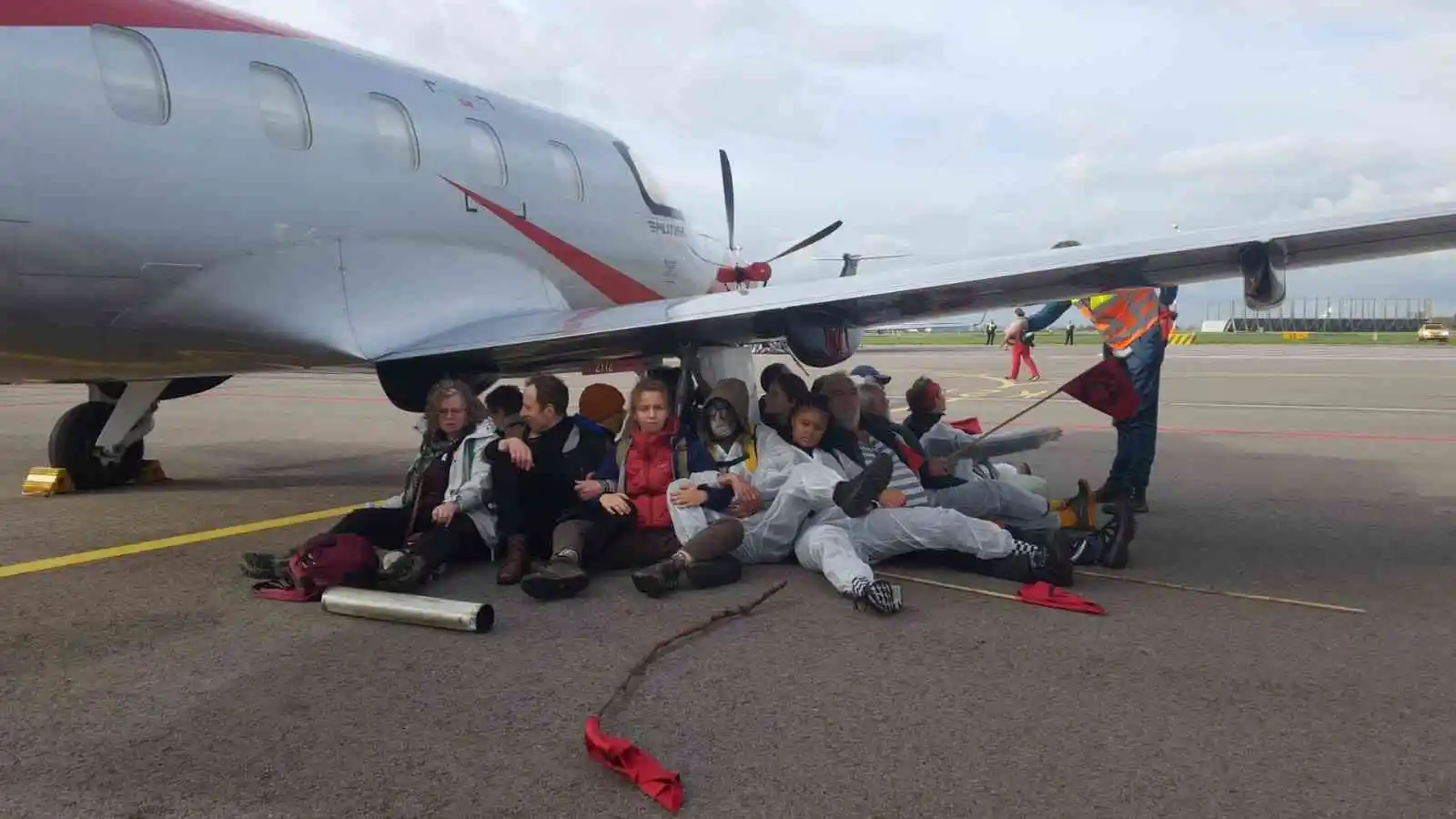 Hollanda’da çevre aktivistlerinden havalimanındaki özel jetlerin kalkışına engel