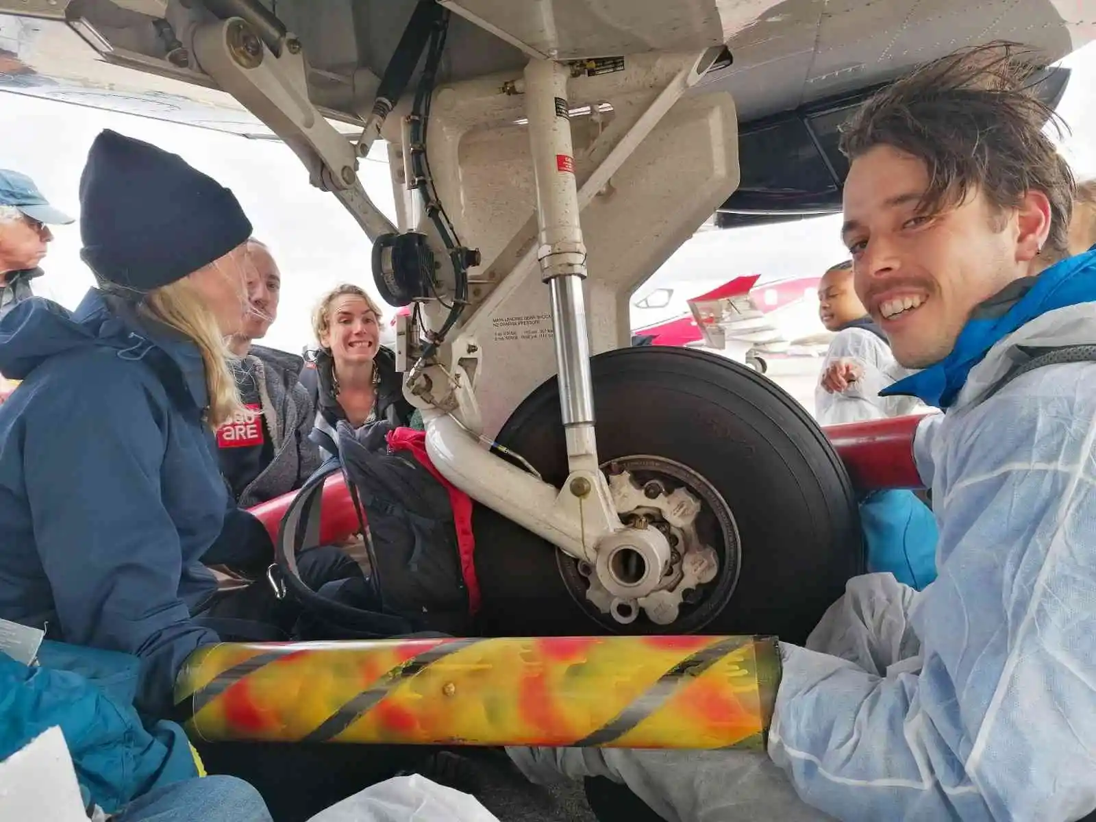 Hollanda’da çevre aktivistlerinden havalimanındaki özel jetlerin kalkışına engel