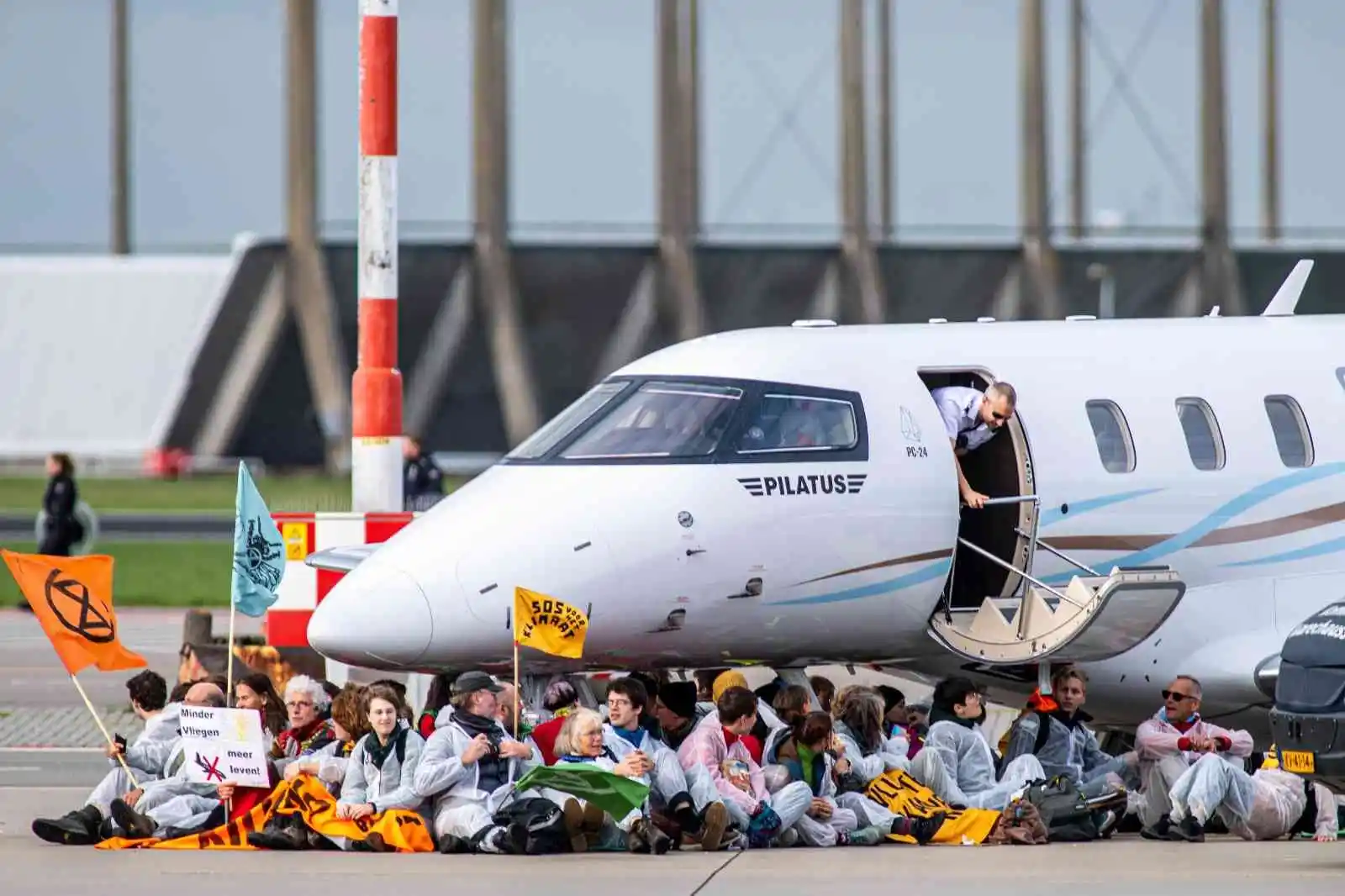 Hollanda’da çevre aktivistlerinden havalimanındaki özel jetlerin kalkışına engel