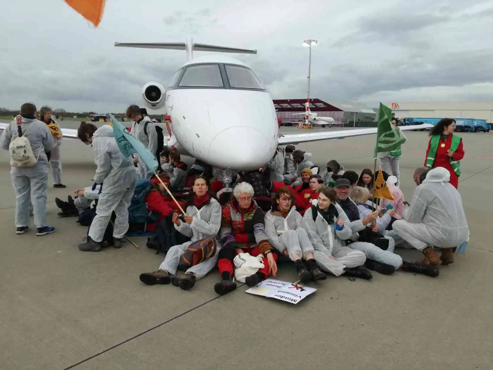 Hollanda’da çevre aktivistlerinden havalimanındaki özel jetlerin kalkışına engel