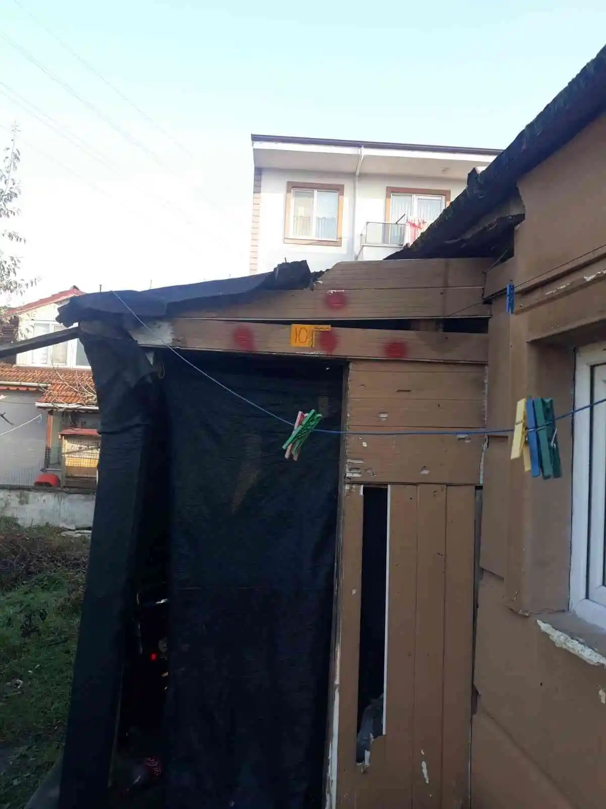 Husumetlisinin evini kundaklamaya gitti, ağabeyi vuruldu