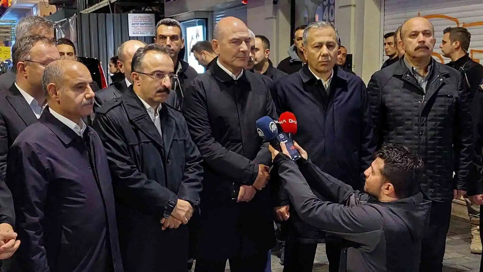 İçişleri Bakanı Süleyman Soylu, “Olayı yapan, bombayı bırakan kişi İstanbul Emniyet Müdürlüğümüzün ekipleri tarafından gözaltına alındı”