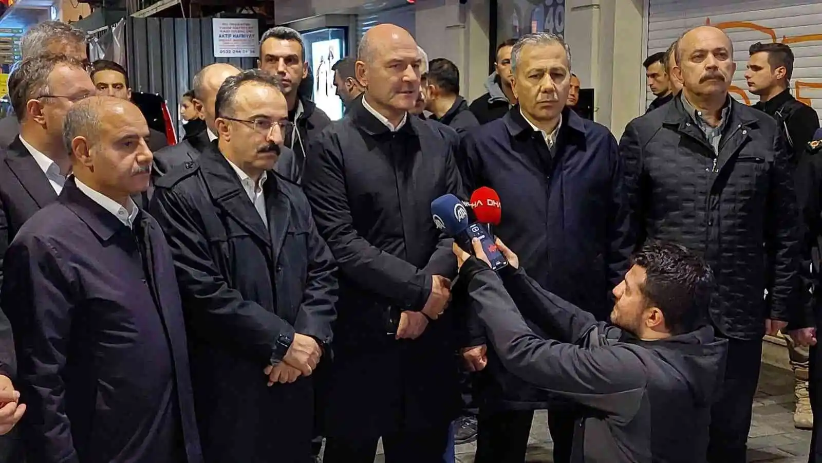 İçişleri Bakanı Süleyman Soylu, “Olayı yapan, bombayı bırakan kişi İstanbul Emniyet Müdürlüğümüzün ekipleri tarafından gözaltına alındı”