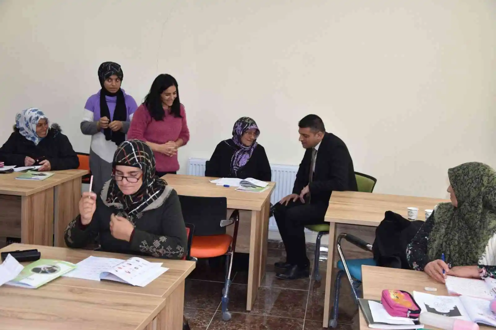 Iğdır'da okuma yazma kursu ilgi görüyor