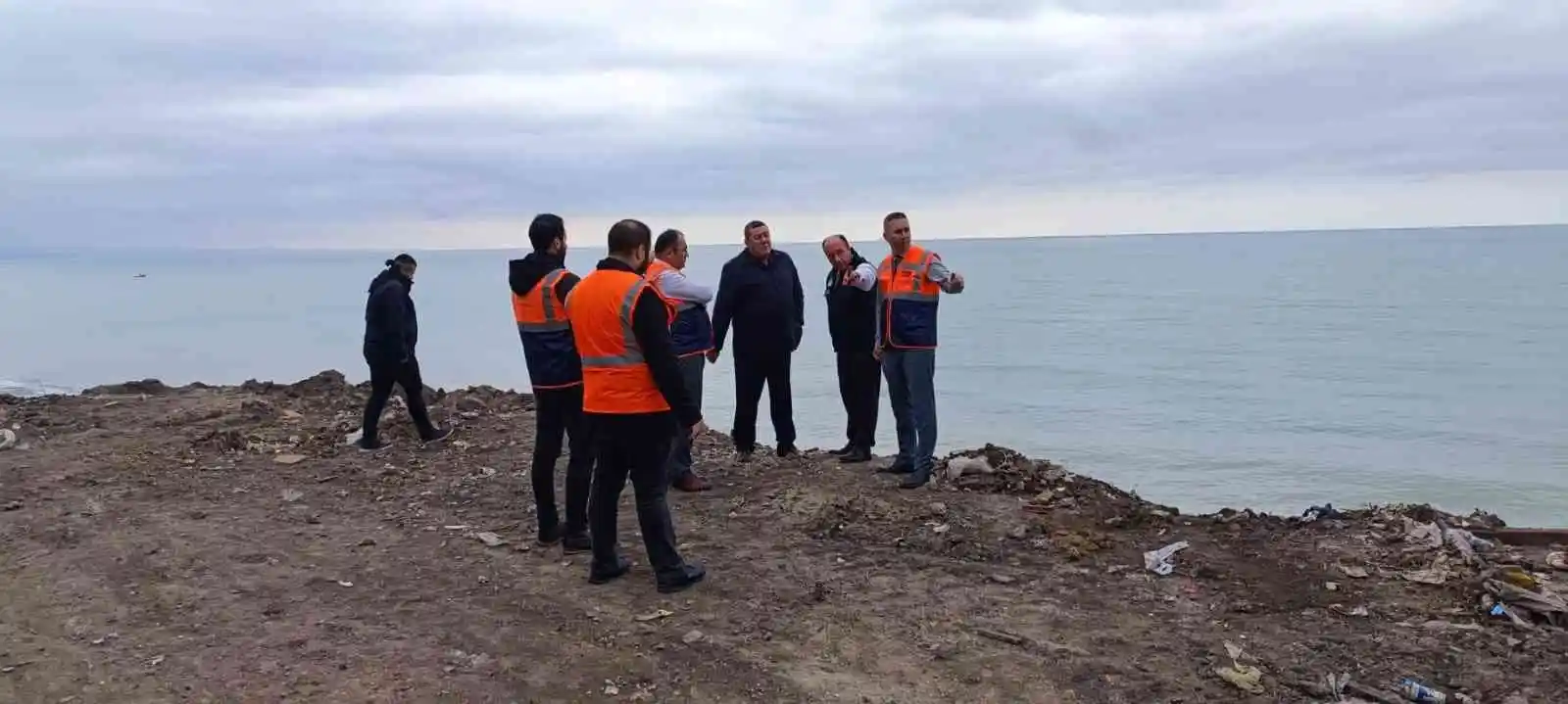 İHA'nın haberi ses getirdi, sahildeki çöpler temizlendi
